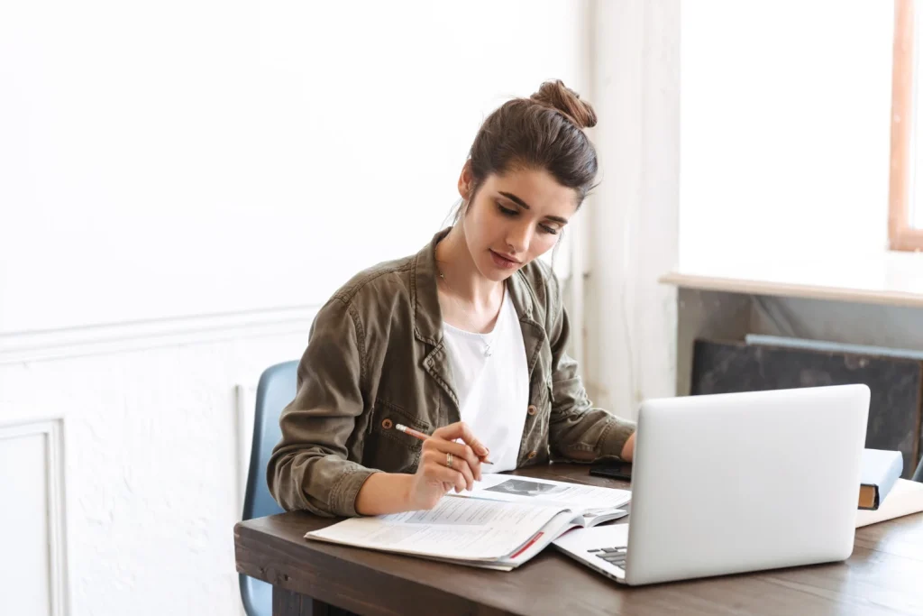 mujer estudiando PNB por libre